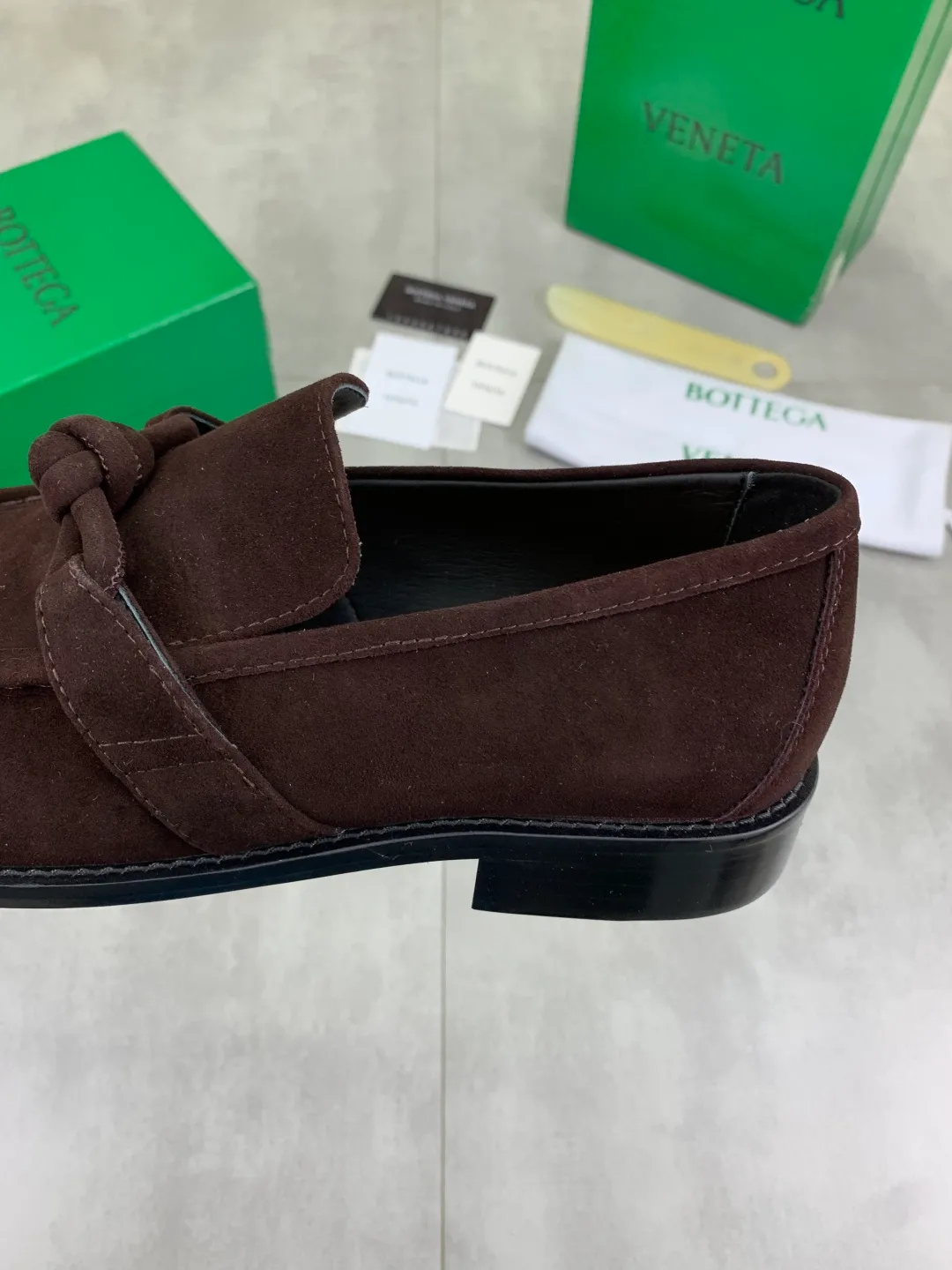Men's shoes 💰P820 [New model] (genuine leather outsole) water-dyed cow lining 💰High-quality business couple leather shoes 💎💎💎 BOTTEGA VENETA official website synchronizes the latest top version of BV in the market, accept material comparison, shoe type comparison, process comparison, practical and textured, versatile and suitable for any occasion, the more you look at it, the more flavorful it becomes. Purely hand-knitted craftsmanship - Upper material, calfskin imported from Italy 🇮🇹 - High-quality water-dyed cowhide lining - Original private model customized leather outsole -Size: Female 35-39 (40 ordered) Male 39-44 (38 45 can be customized) Color: Multiple colors available